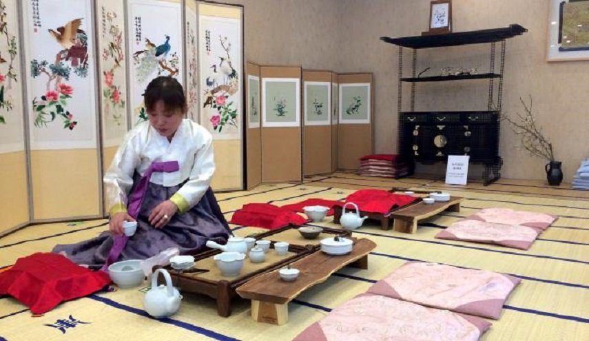 لماذا يجلس اليابانيون على الأرض لتناول الطعام؟ P_1914atlfj1